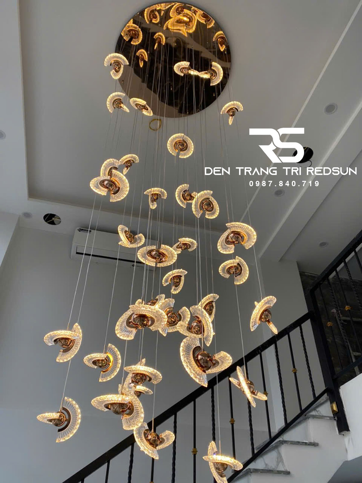 den-tha-tran-hien-dai-lap-thong-tang-cau-thang-phong-khach-ban-an-chat-lieu-acrylic-htk072