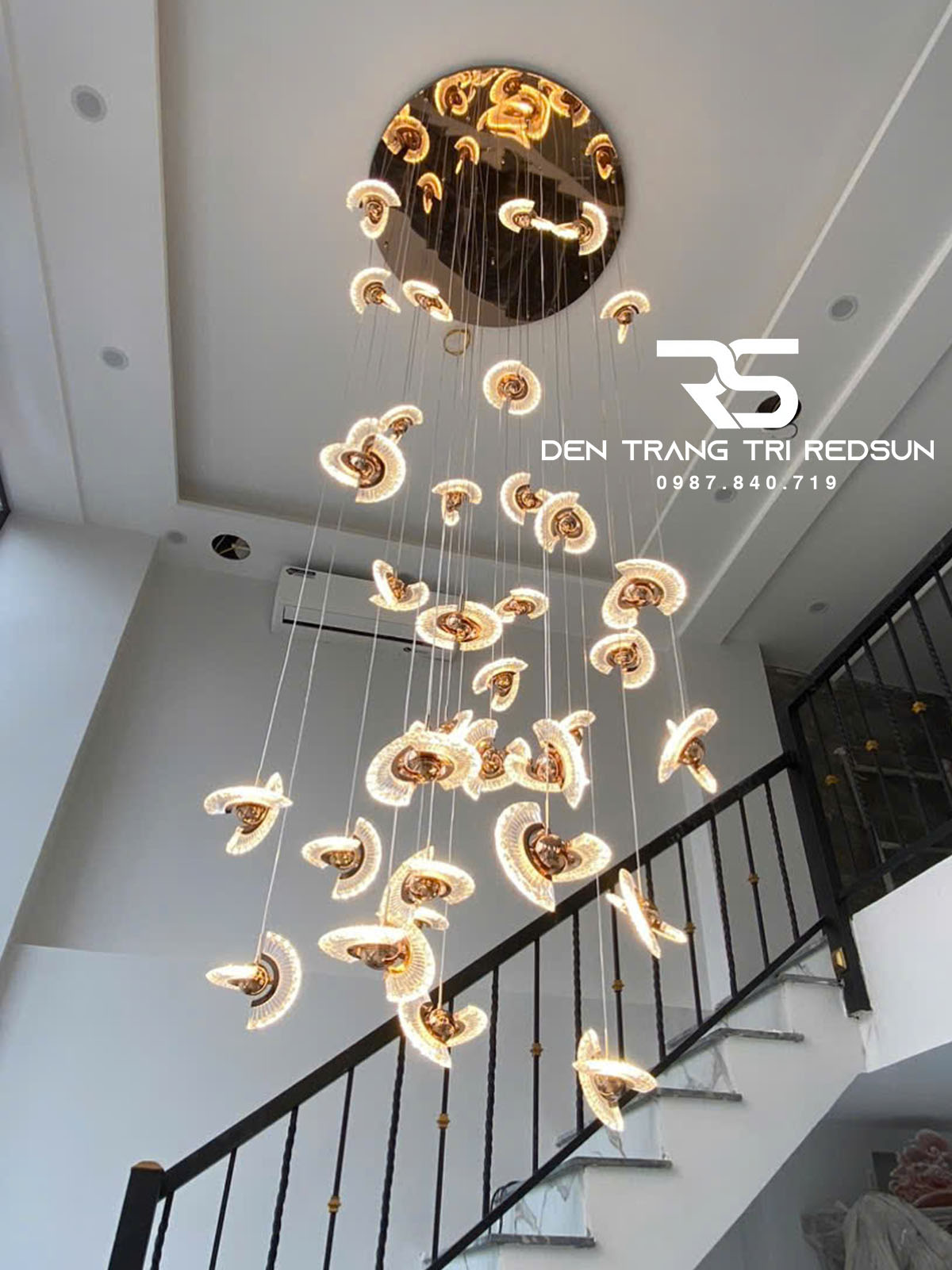 den-tha-tran-hien-dai-lap-thong-tang-cau-thang-phong-khach-ban-an-chat-lieu-acrylic-htk072