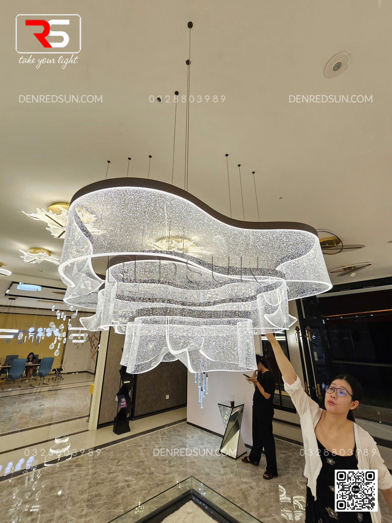 den-tha-dai-lua-dang-xoan-cao-cap-lap-phong-khach-phong-an-khach-san-phong-cach-bac-au-hien-dai-ma05988pb-002