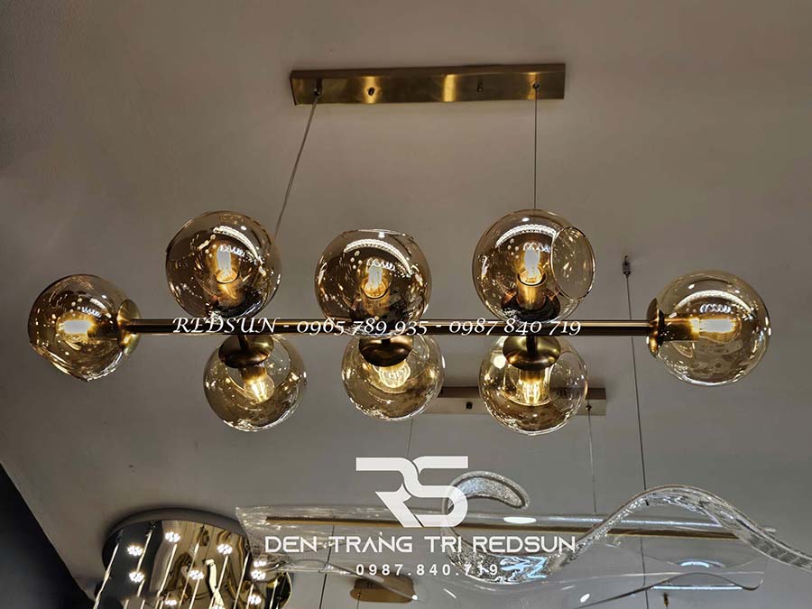 den-tha-ban-an-hien-dai-phong-cach-bac-au-choa-thuy-tinh-dc-1007