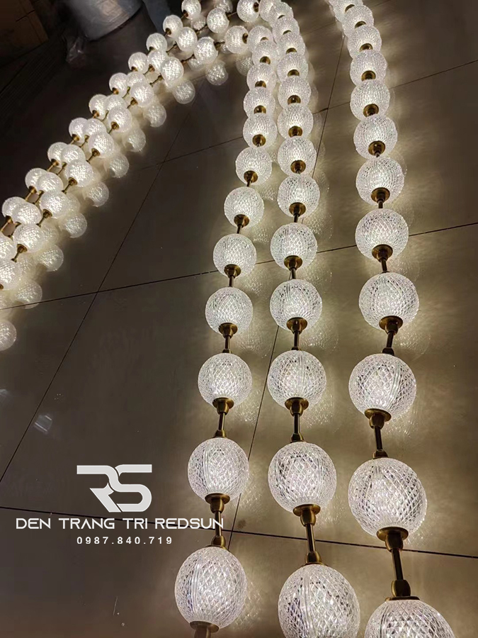 den-chum-lap-thong-tang-sanh-khach-san-phong-khach-ban-an-phong-cach-bac-au-hinh-vong-co-ngoc-trai-dc-t089