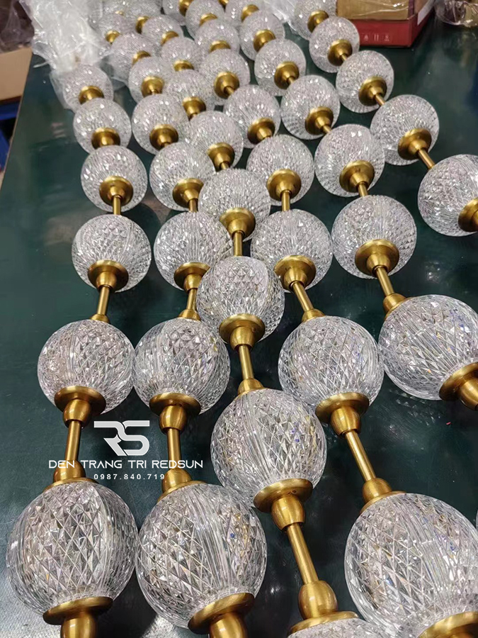 den-chum-lap-thong-tang-sanh-khach-san-phong-khach-ban-an-phong-cach-bac-au-hinh-vong-co-ngoc-trai-dc-t089