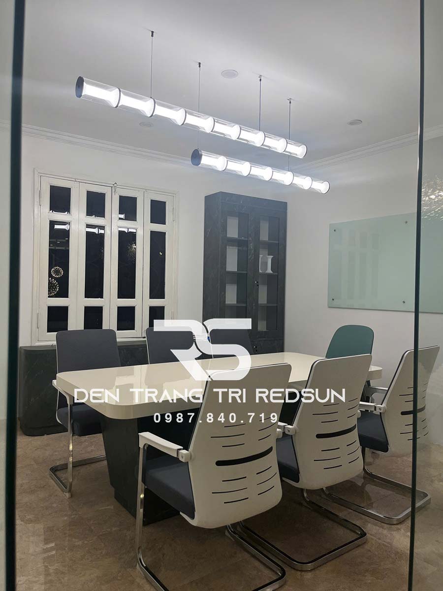 den-tha-hien-dai-trang-tri-phong-khach-phong-an-phong-cach-italia-dang-dai-dc-t111