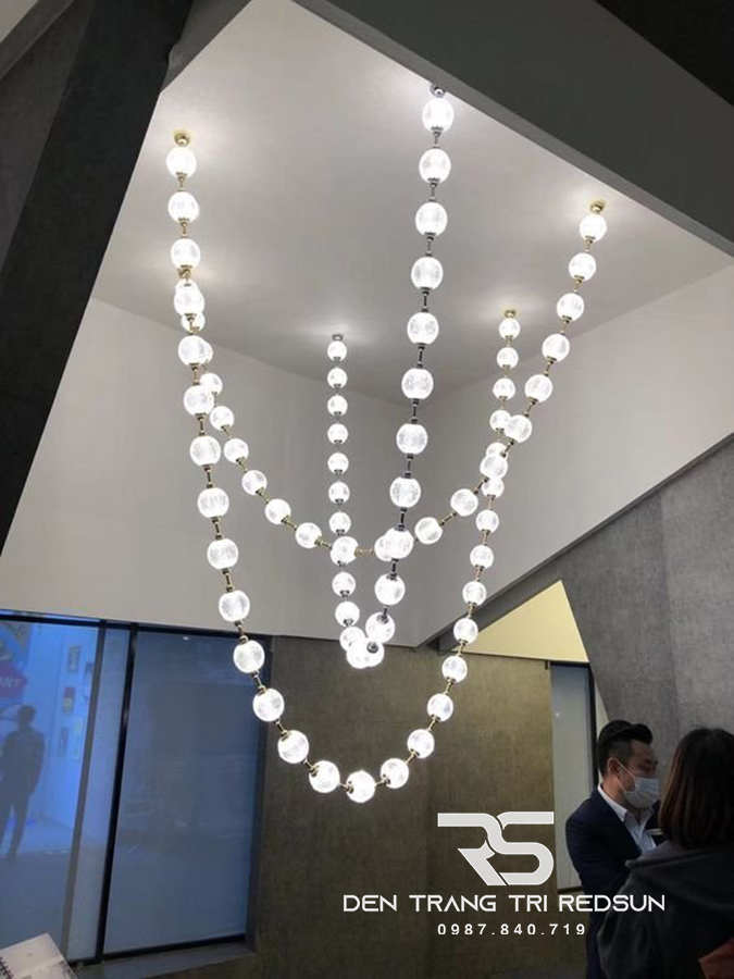 den-chum-lap-thong-tang-sanh-khach-san-phong-khach-ban-an-phong-cach-bac-au-hinh-vong-co-ngoc-trai-dc-t089