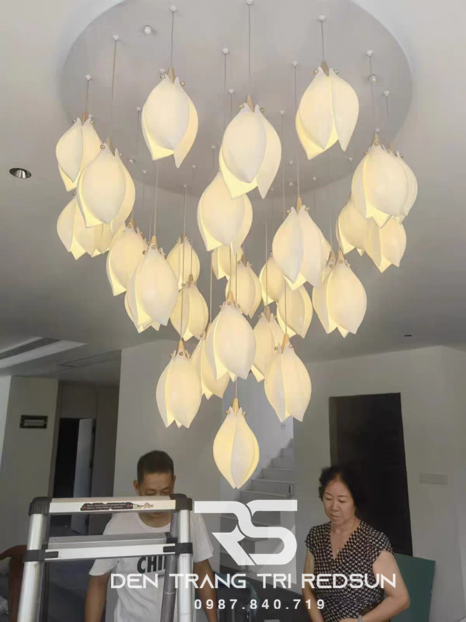 den-tha-phong-cach-hien-dai-dang-hoa-moc-lan-lap-phong-khach-thong-tang-sanh-hanh-lang-htk052