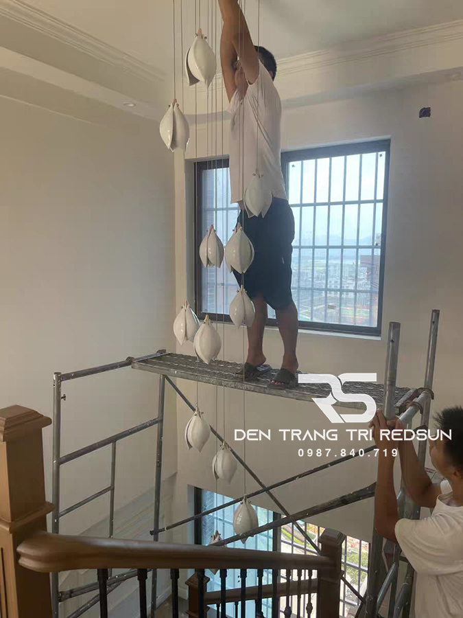 den-tha-phong-cach-hien-dai-dang-hoa-moc-lan-lap-phong-khach-thong-tang-sanh-hanh-lang-htk052