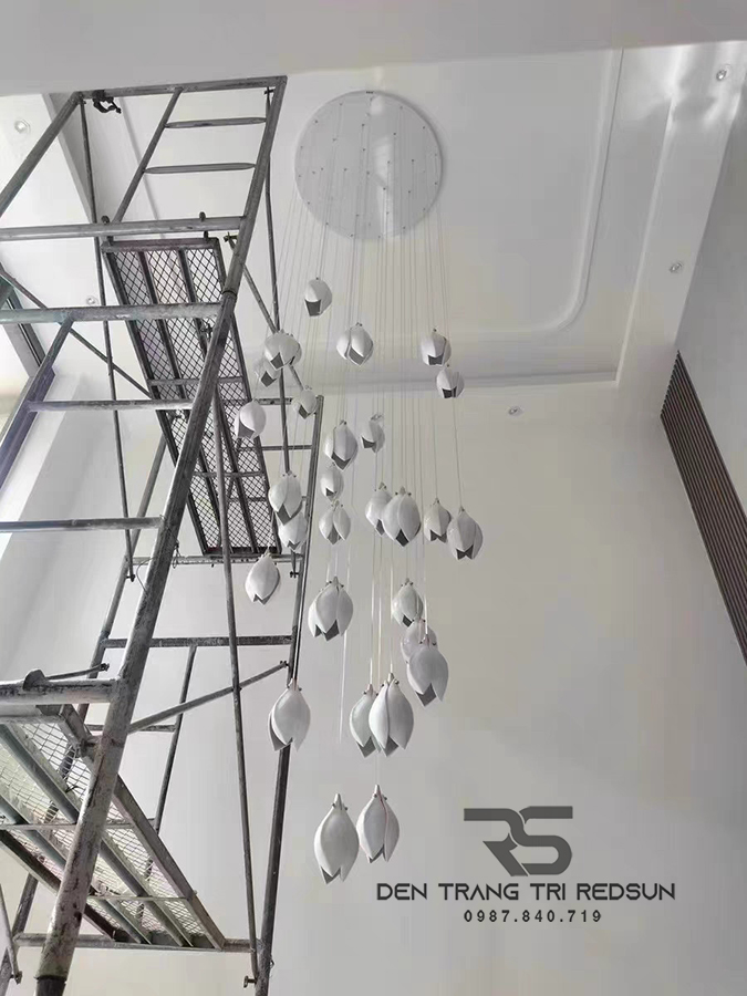 den-tha-phong-cach-hien-dai-dang-hoa-moc-lan-lap-phong-khach-thong-tang-sanh-hanh-lang-htk052