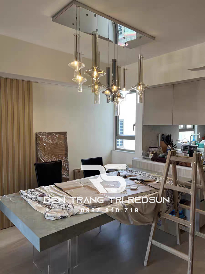 den-tha-hien-dai-phong-cach-bac-au-ong-thuy-tinh-hinh-phi-tieu-lap-phong-khach-sanh-cho-cau-thang-thong-tang-cdt-t054