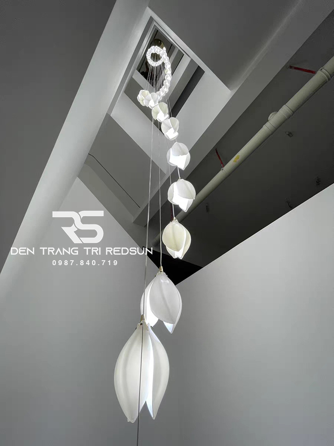 den-tha-phong-cach-hien-dai-dang-hoa-moc-lan-lap-phong-khach-thong-tang-sanh-hanh-lang-htk052