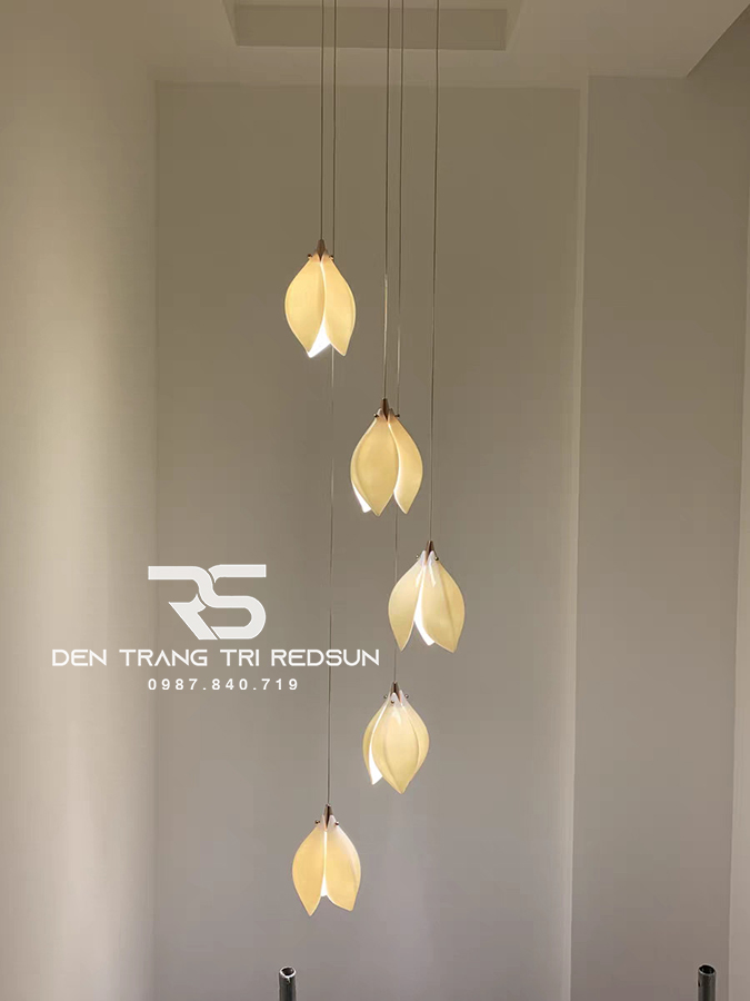 den-tha-phong-cach-hien-dai-dang-hoa-moc-lan-lap-phong-khach-thong-tang-sanh-hanh-lang-htk052