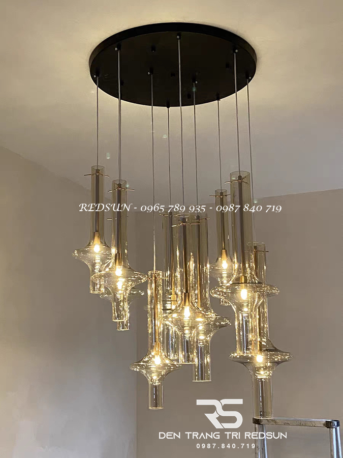 den-tha-hien-dai-phong-cach-bac-au-ong-thuy-tinh-hinh-phi-tieu-lap-phong-khach-sanh-cho-cau-thang-thong-tang-cdt-t054