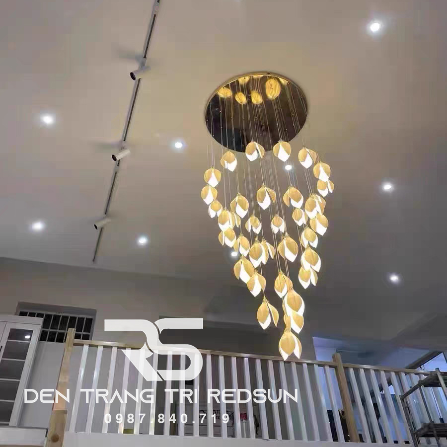 den-tha-phong-cach-hien-dai-dang-hoa-moc-lan-lap-phong-khach-thong-tang-sanh-hanh-lang-htk052