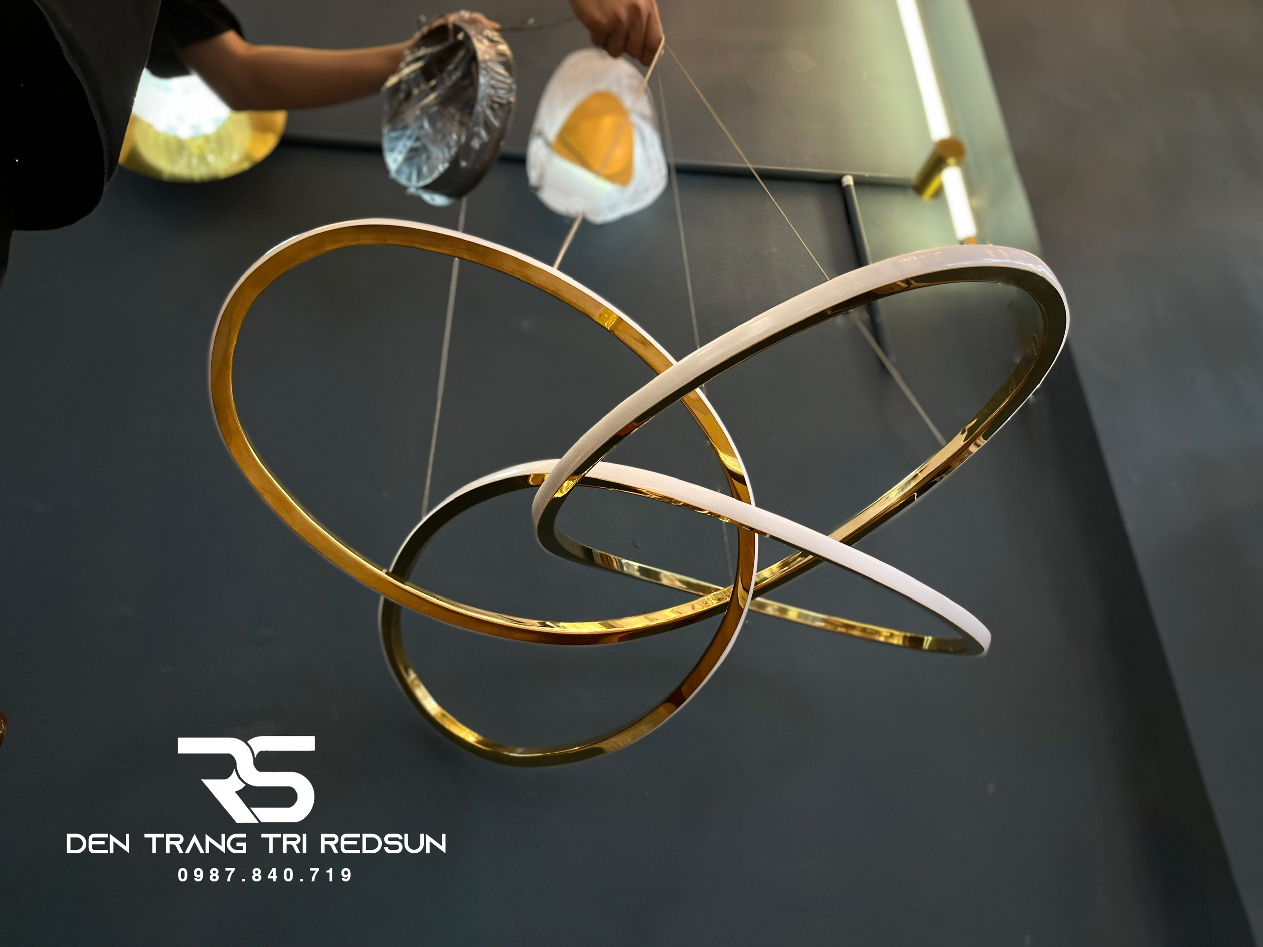 denredsun.com/den-tha-tran-hien-dai-vong-dan-xen-phong-cach-bac-au-dc-1013-2
