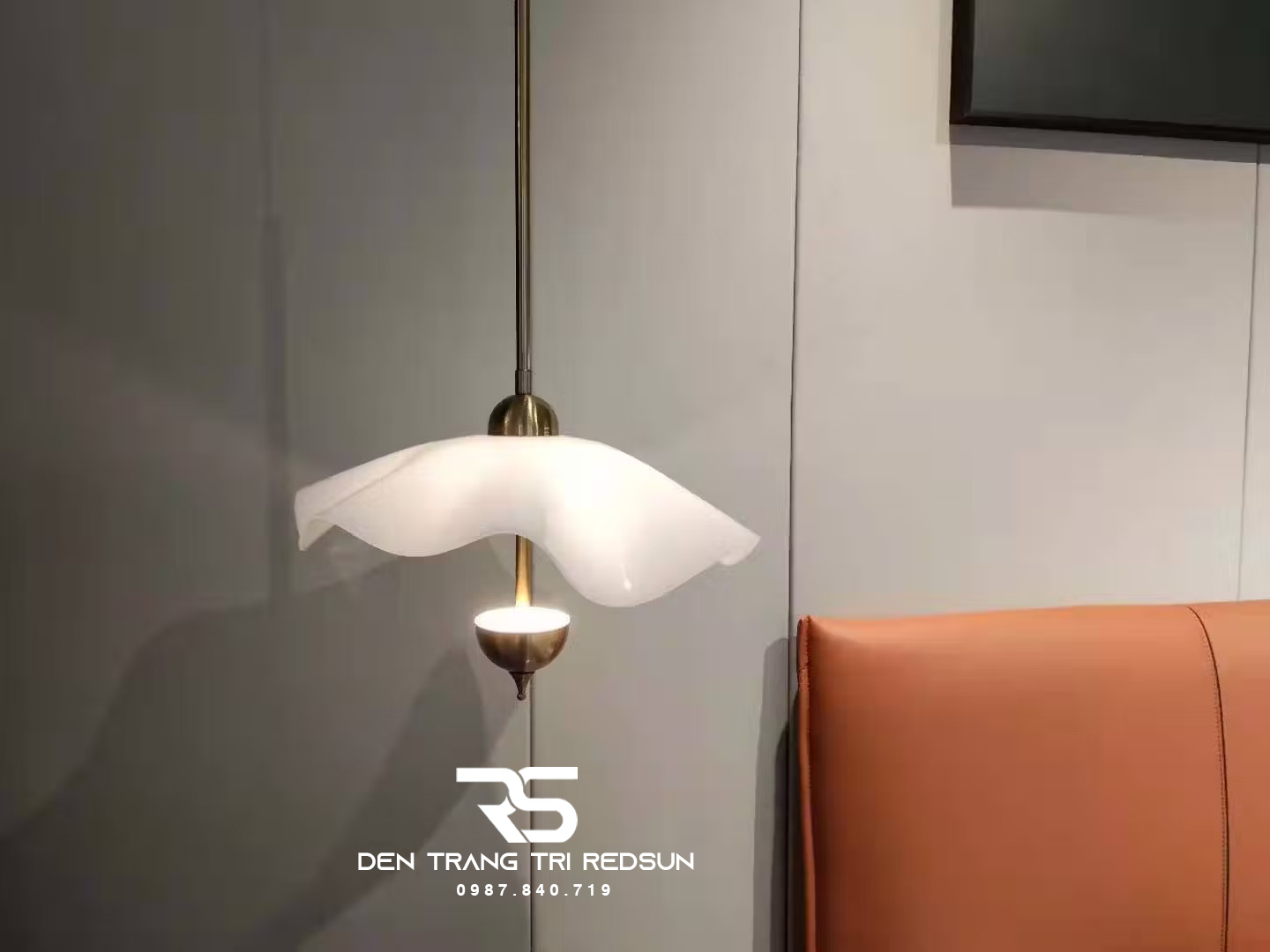 denredsun.com/den-tha-tran-hien-dai-la-sen-phong-cach-bac-au-chat-lieu-mica-cdt-t052