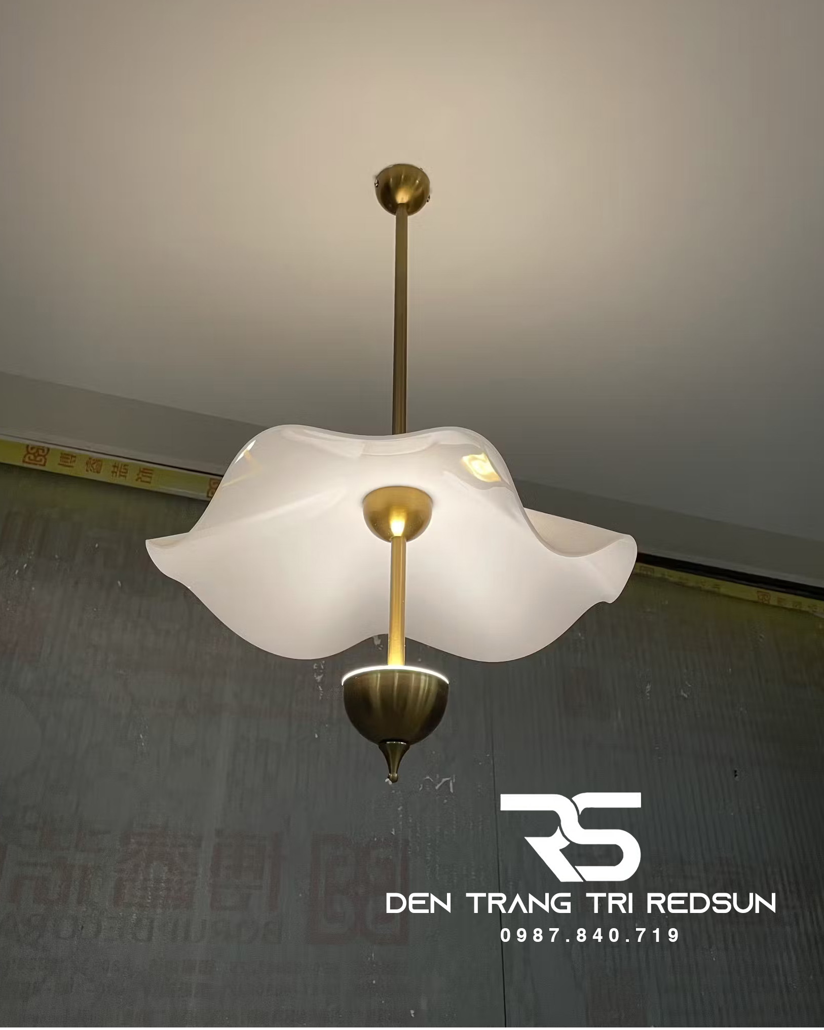 denredsun.com/den-tha-tran-hien-dai-la-sen-phong-cach-bac-au-chat-lieu-mica-cdt-t052