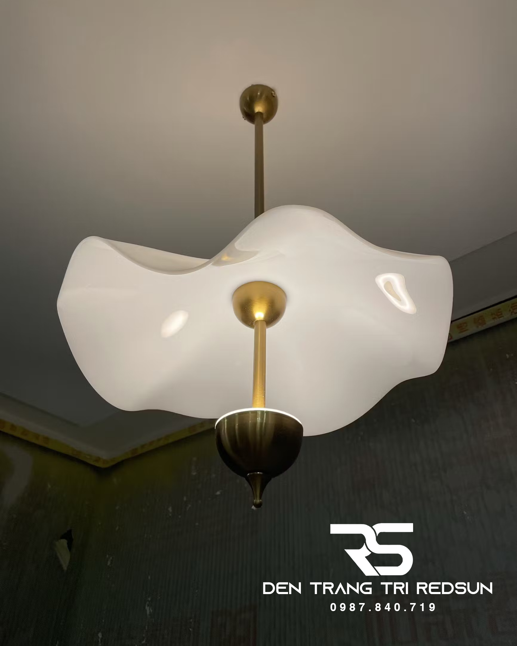 denredsun.com/den-tha-tran-hien-dai-la-sen-phong-cach-bac-au-chat-lieu-mica-cdt-t052