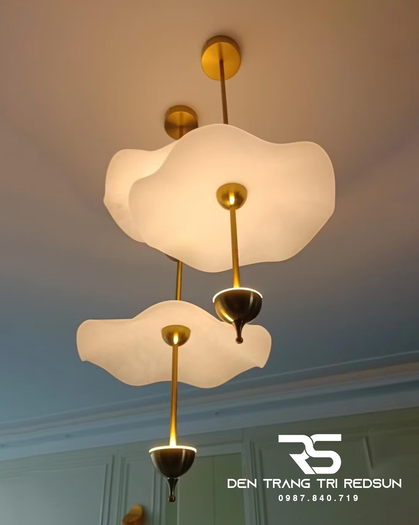 denredsun.com/den-tha-tran-hien-dai-la-sen-phong-cach-bac-au-chat-lieu-mica-cdt-t052