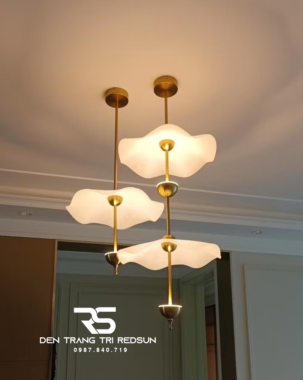 denredsun.com/den-tha-tran-hien-dai-la-sen-phong-cach-bac-au-chat-lieu-mica-cdt-t052