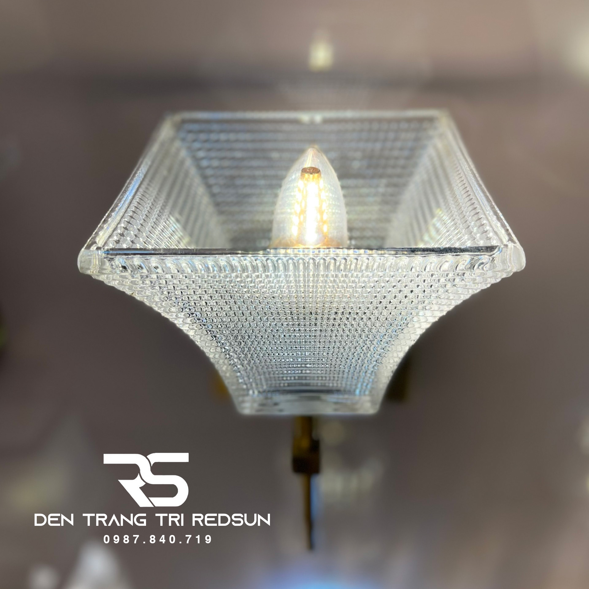 denredsun.com/den-tuong-phong-khach-phong-ngu-cau-thang-phong-cach-hien-dai-dt-c5600