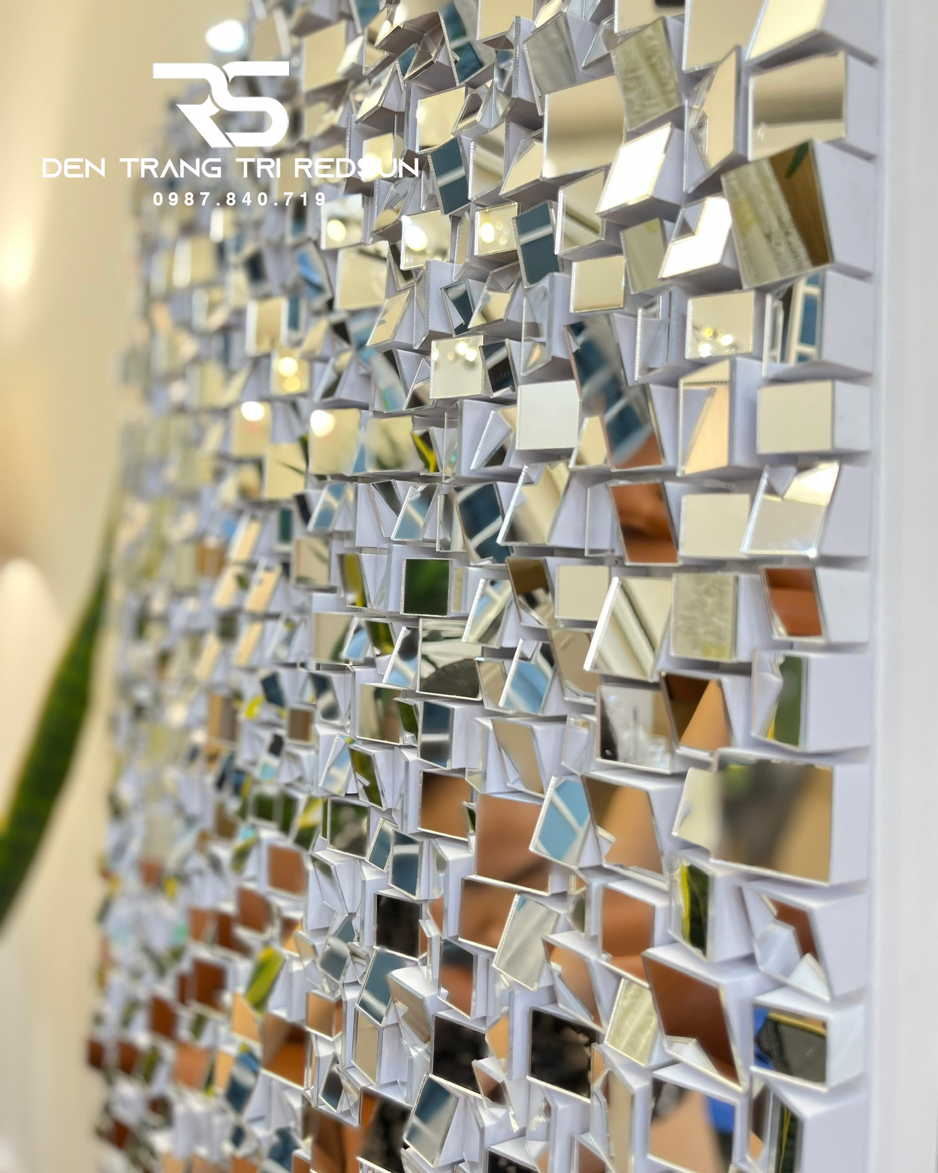 denredsun.com/guong-treo-tuong-nghe-thuat-trang-tri-phong-khach-phong-an-hanh-lang-phong-cach-bac-au-gdc-009