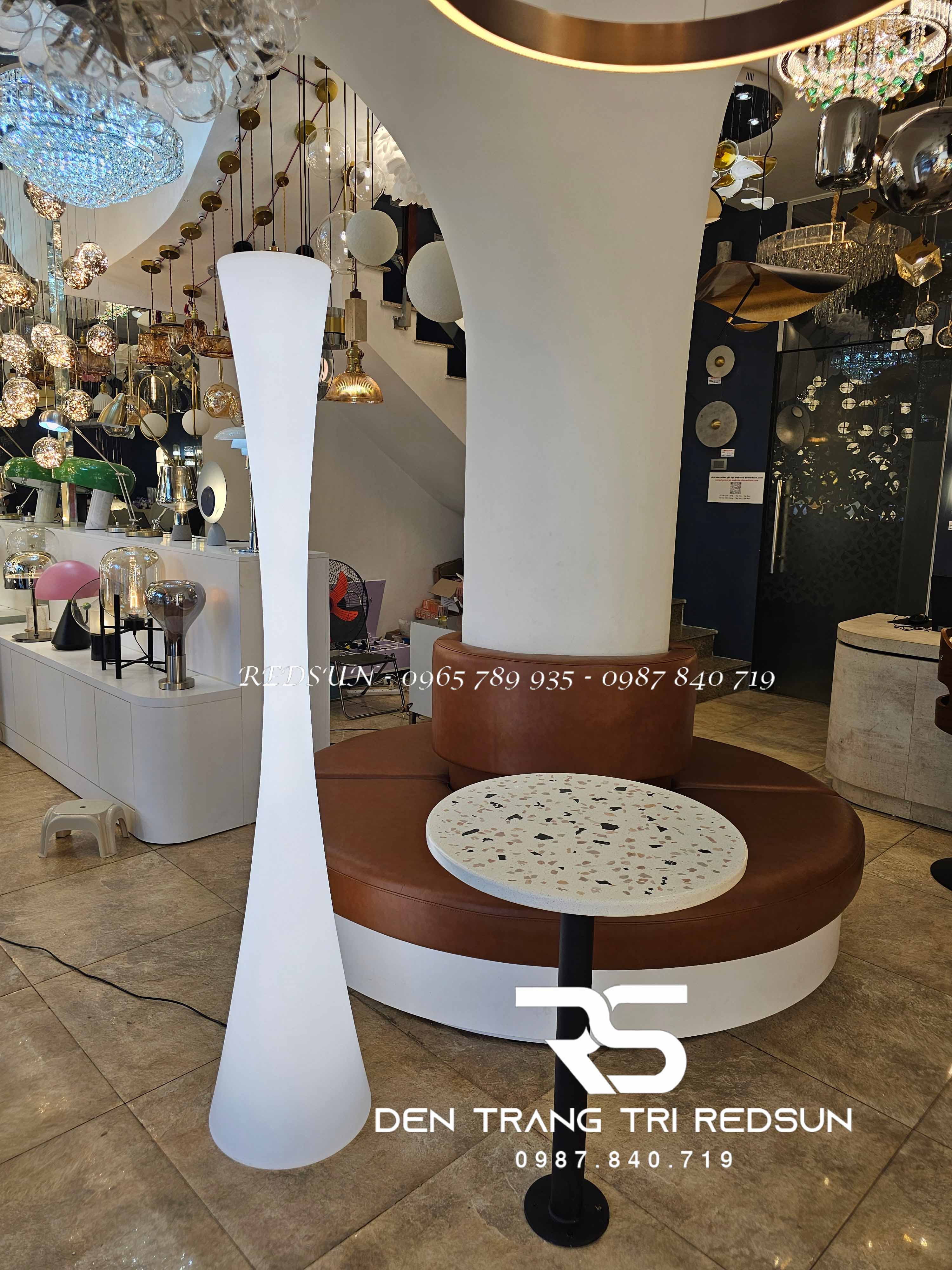 den-san-hien-dai-trang-tri-trong-nha-san-vuon-canh-quan-ngoai-troi-phong-cach-italia-ds2049