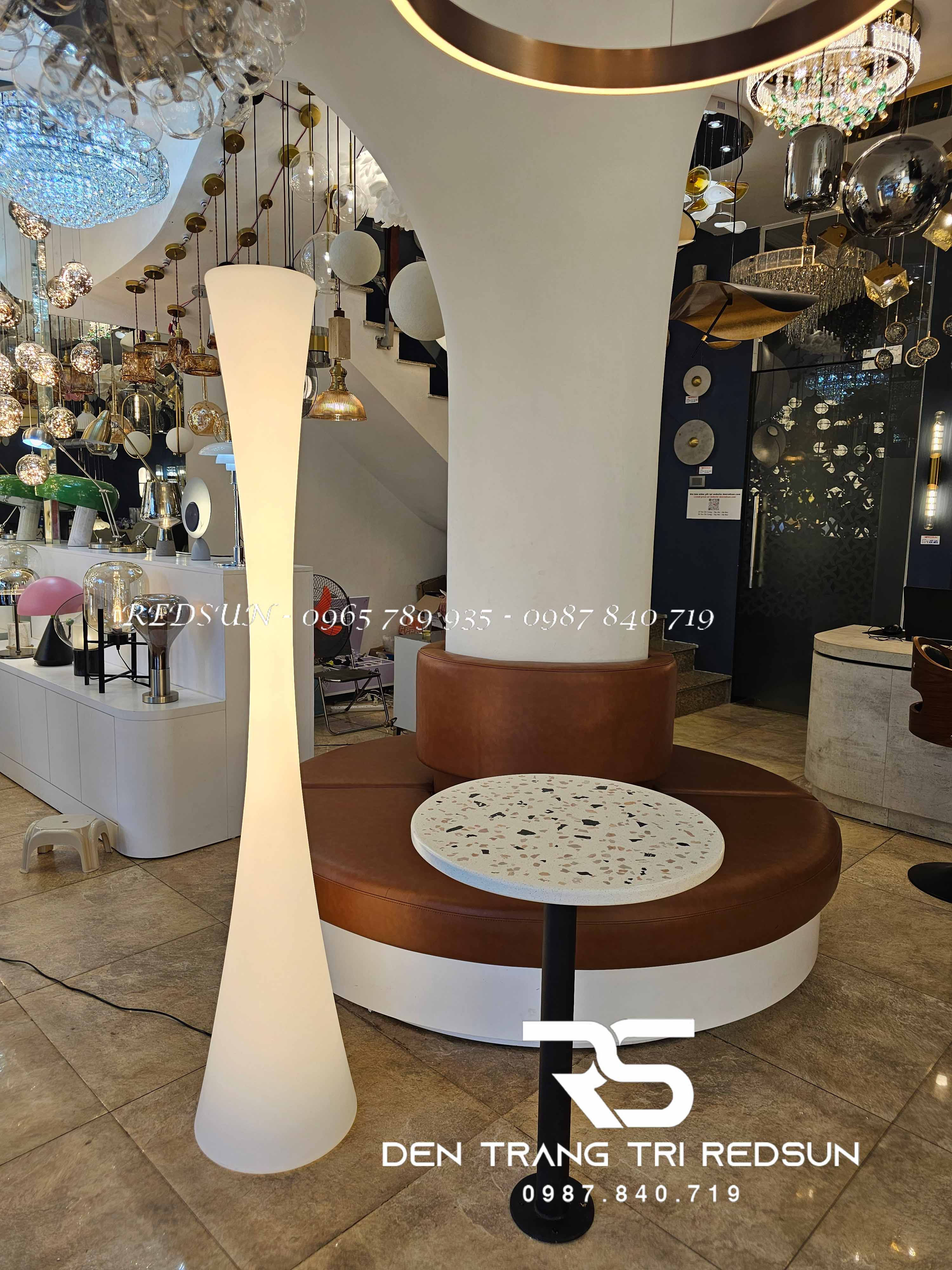 den-san-hien-dai-trang-tri-trong-nha-san-vuon-canh-quan-ngoai-troi-phong-cach-italia-ds2049