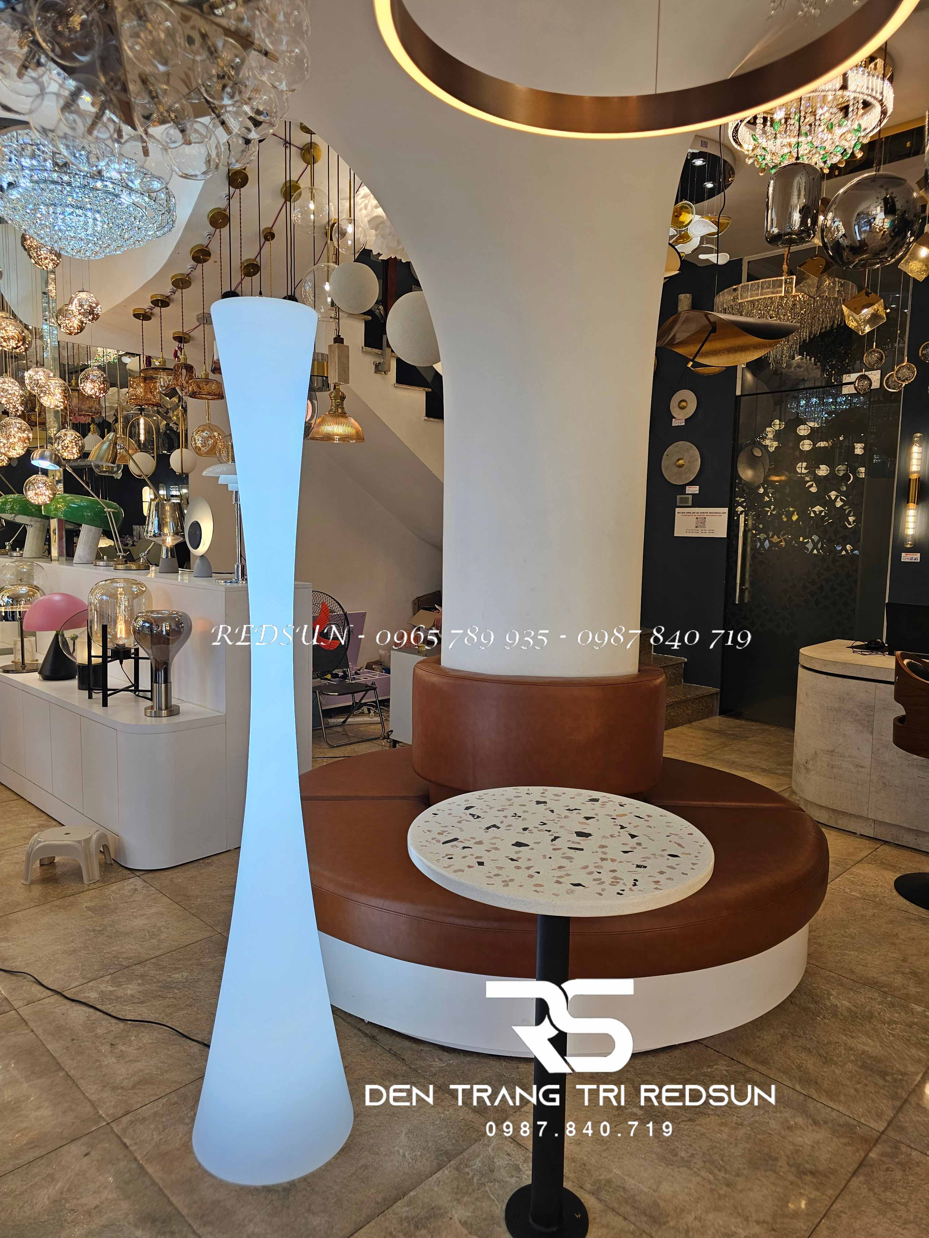 den-san-hien-dai-trang-tri-trong-nha-san-vuon-canh-quan-ngoai-troi-phong-cach-italia-ds2049