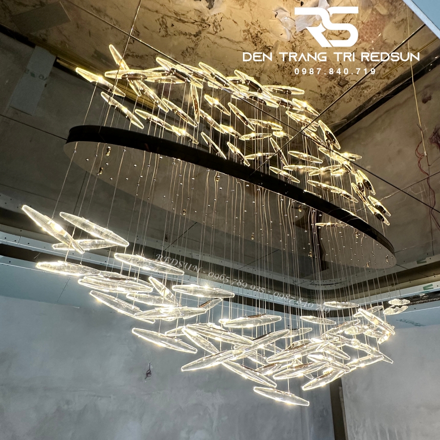 den-tha-hien-dai-hat-gao-pha-le-lap-phong-khach-sanh-cho-cau-thang-thong-tang-htk074