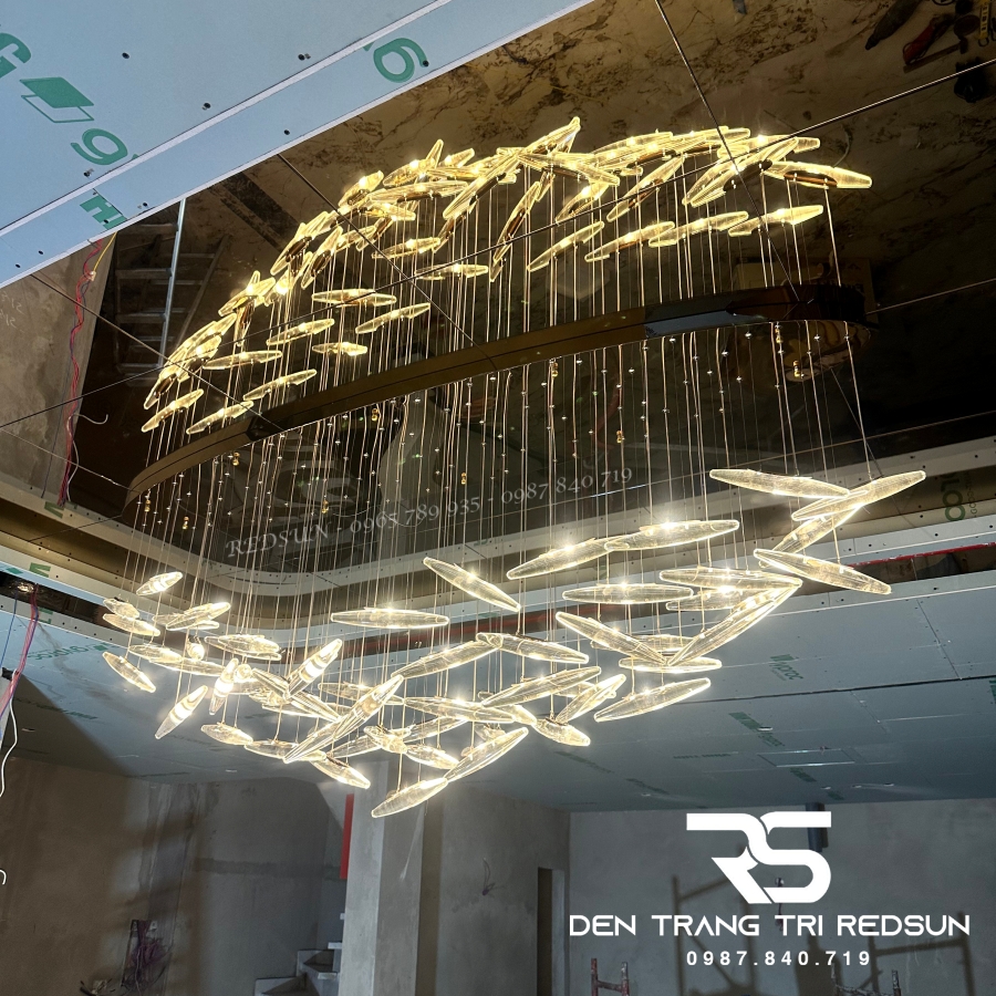 den-tha-hien-dai-hat-gao-pha-le-lap-phong-khach-sanh-cho-cau-thang-thong-tang-htk074