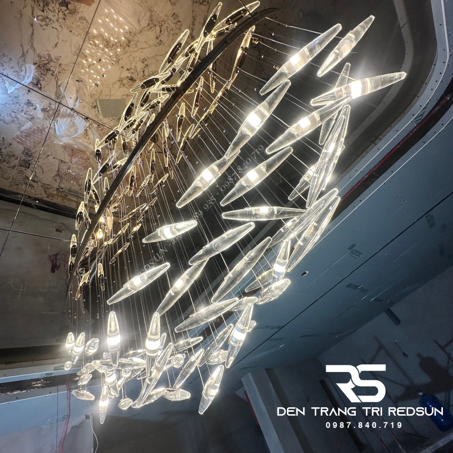 den-tha-hien-dai-hat-gao-pha-le-lap-phong-khach-sanh-cho-cau-thang-thong-tang-htk074