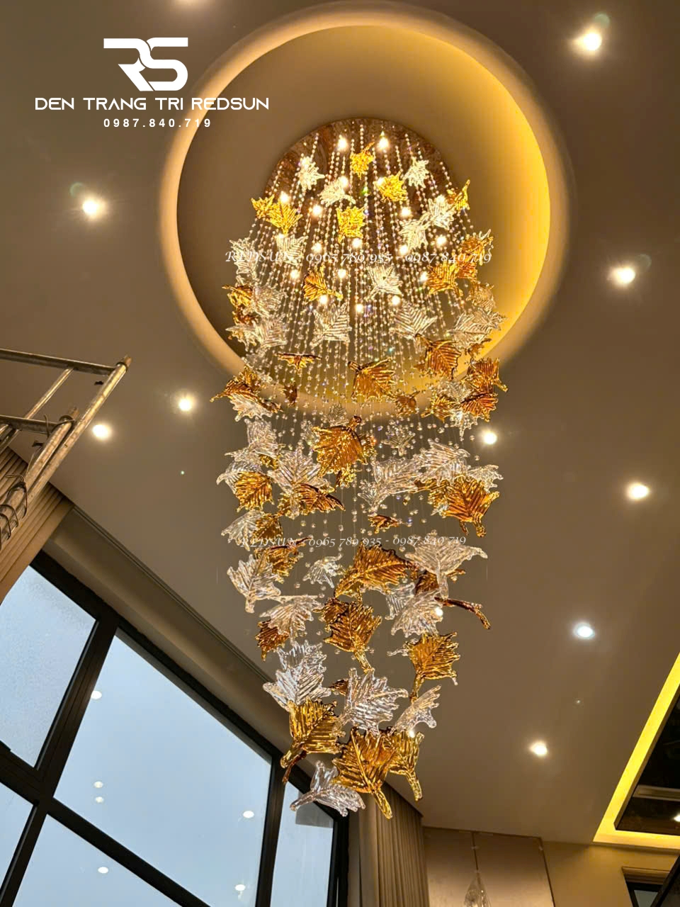 den-tha-hien-dai-lap-phong-khach-sanh-cho-cau-thang-thong-tang-la-phong-chat-lieu-thuy-tinh-htk053