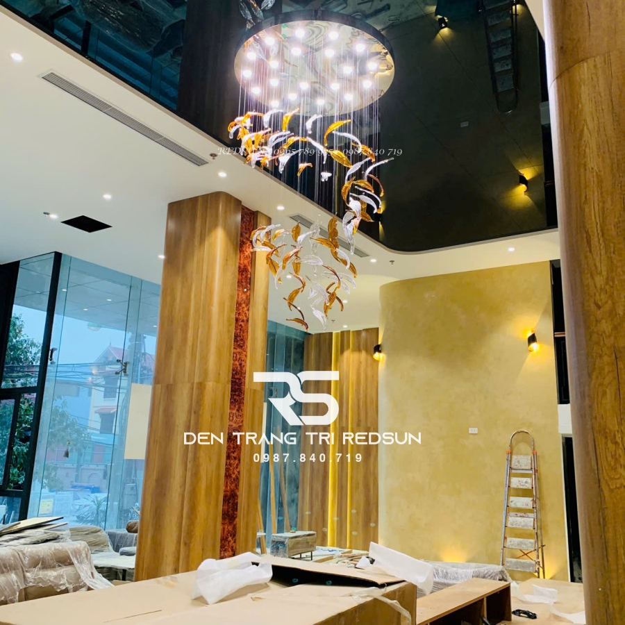 den-tha-hien-dai-long-vu-thuy-tinh-lap-phong-khach-sanh-cho-cau-thang-thong-tang-htk055