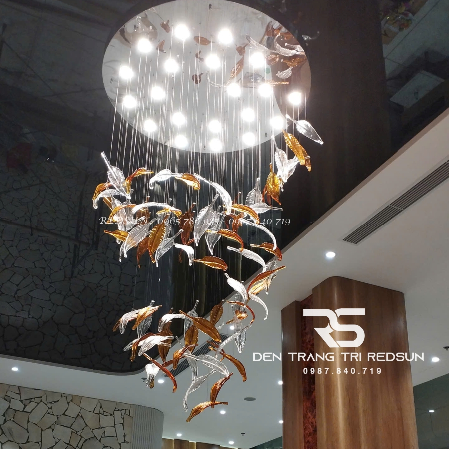 den-tha-hien-dai-long-vu-thuy-tinh-lap-phong-khach-sanh-cho-cau-thang-thong-tang-htk055