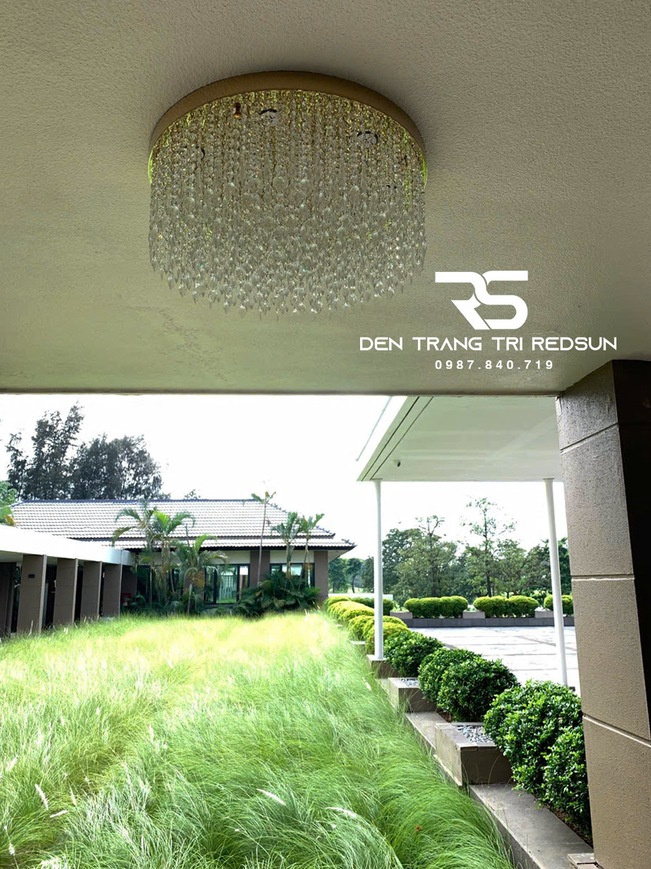 https://denredsun.com/den-mam-pha-le-op-tran-phong-khach-hien-dai-m9191