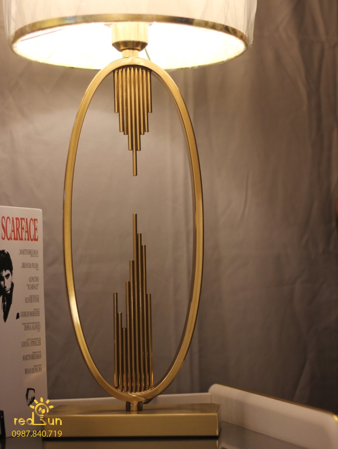 Đèn bàn hiện đại B122