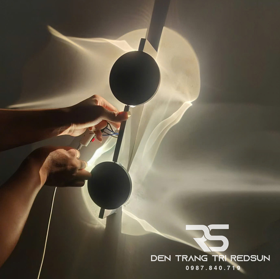 den-tuong-inox-hien-dai-trang-tri-phong-khach-phong-ngu-cau-thang-phong-cach-bac-au-dt-1037
