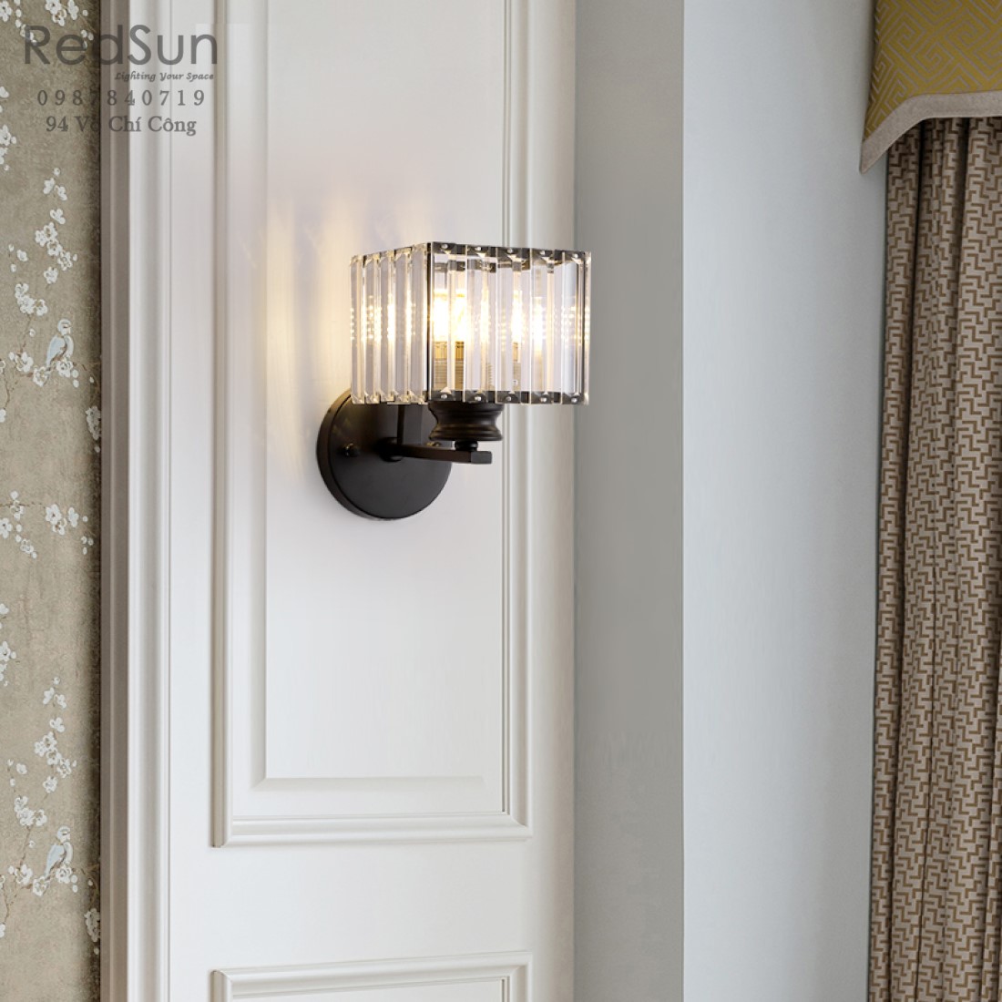 Đèn tường pha lê chao lập phương thân đen DT1134