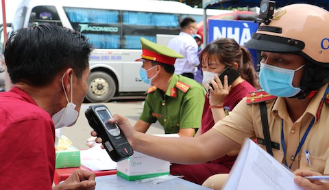 Nghiêm cấm mọi hành vi tác động và quá trình xử lý vi phạm giao thông