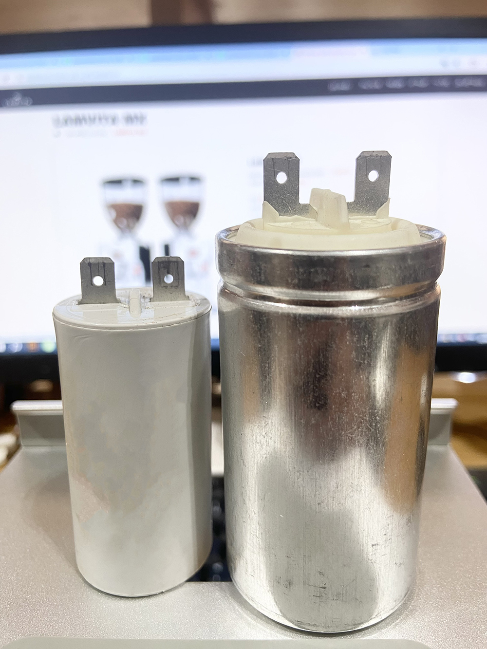 Tụ điện 15mf dùng cho motor máy xay MX, mới 100%