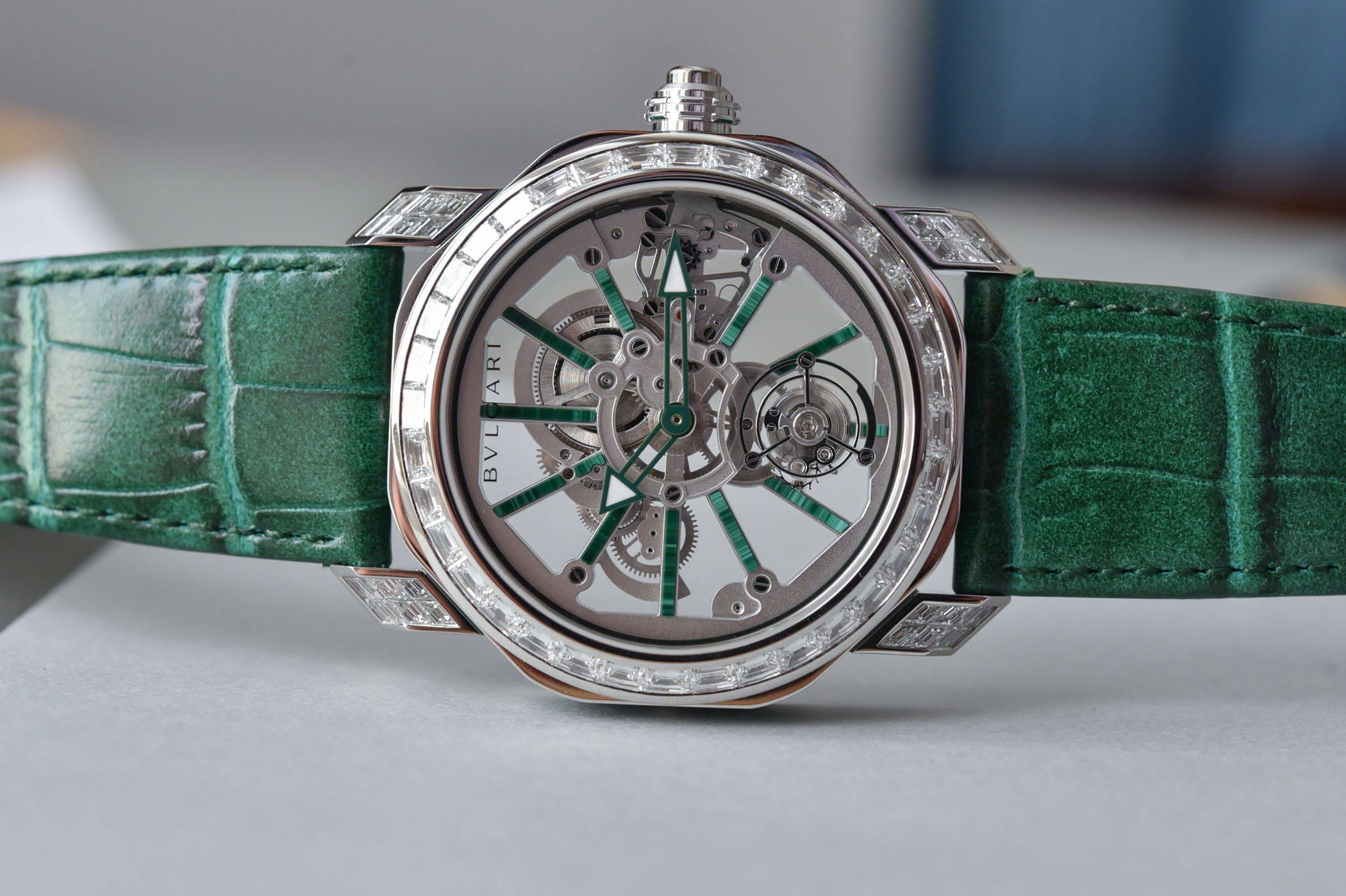 Đồng hồ Bvlgari Octo Roma Tourbillon Sapphire Malachite: Đỉnh cao về mặt cơ khí lẫn kim hoàn