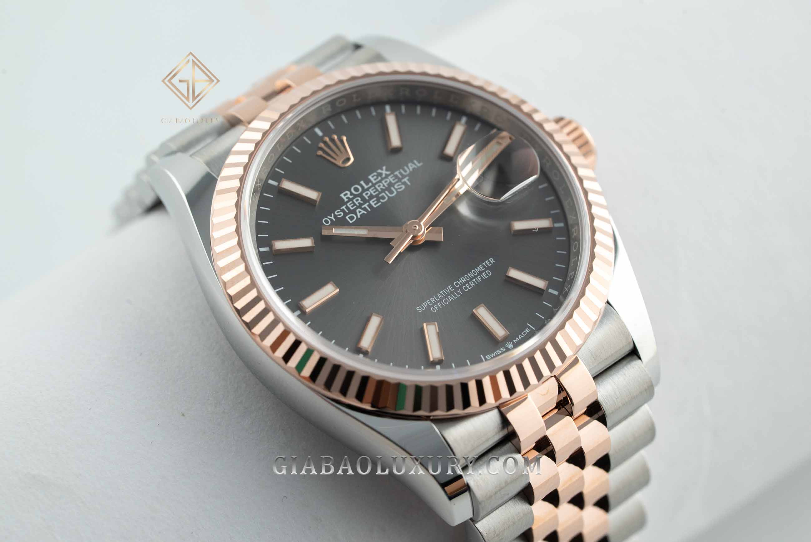 Đồng Hồ Rolex Datejust 36 126231 Mặt Số Rhodium Tối Cọc Số Dạ Quang