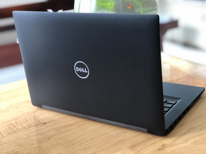 Dell Latitude 7480 có mặt lưng chắc chắn sang trọng