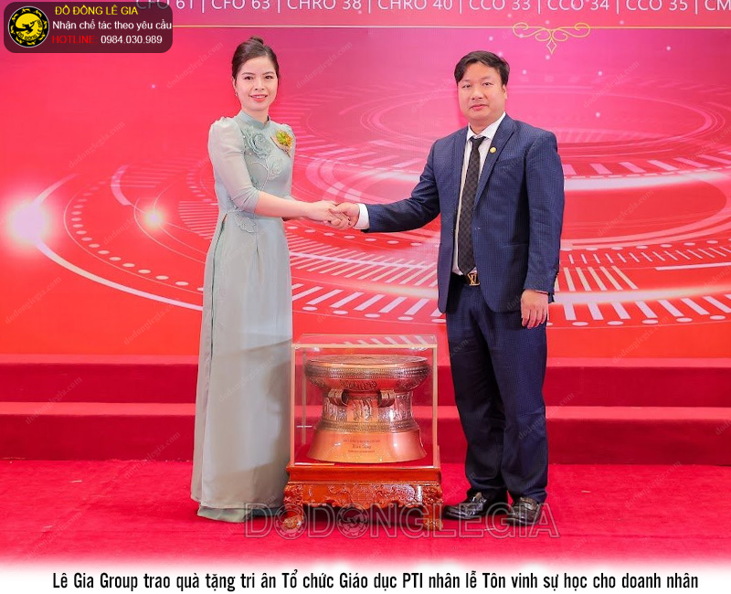 Quả trống đồng hoa văn chìm màu thời gian đk 42cm