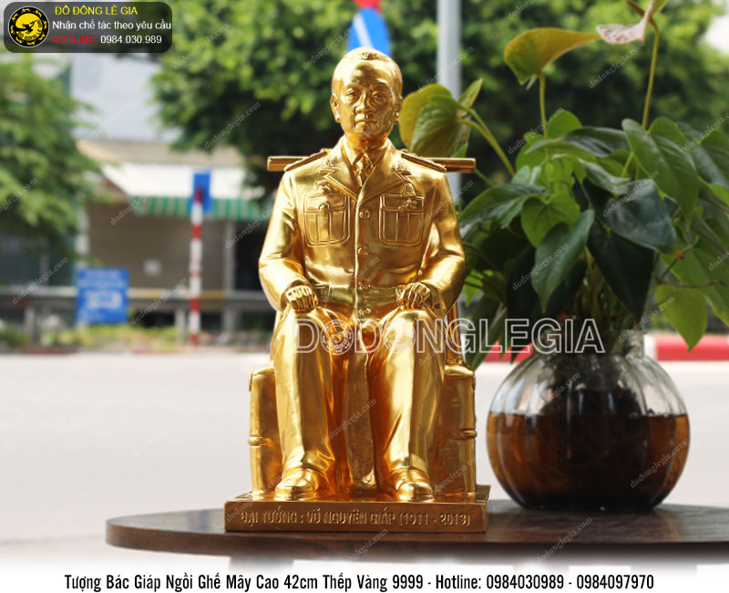 Tượng Bác Giáp ngồi ghế mây bằng đồng thếp vàng 42cm chế tác theo yêu cầu