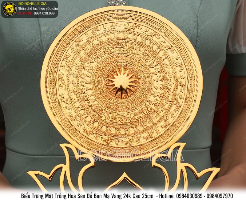 Biểu Trưng Mặt Trống Hoa Sen để bàn mạ vàng 24k cao 25cm