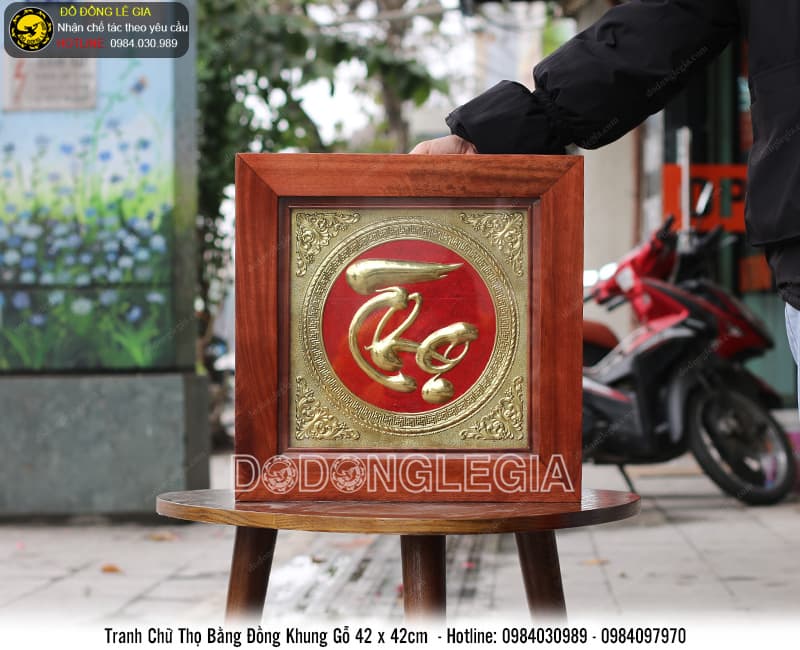 Tranh chữ thọ bằng đồng khung gỗ 42cmx42cm