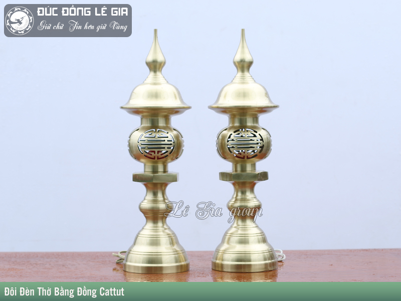 Đôi đèn thờ  bằng đồng cattut 