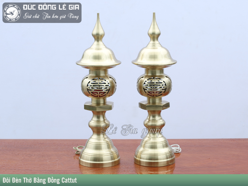 Đôi đèn thờ  bằng đồng cattut 