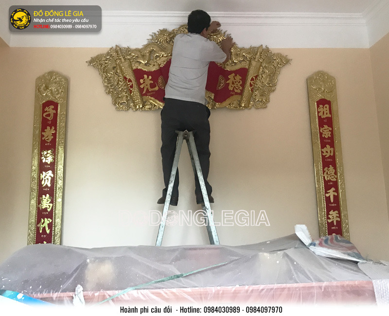 Bộ cuốn thư câu đối bằng đồng vàng nền đỏ - hàng kĩ chạm thủ công