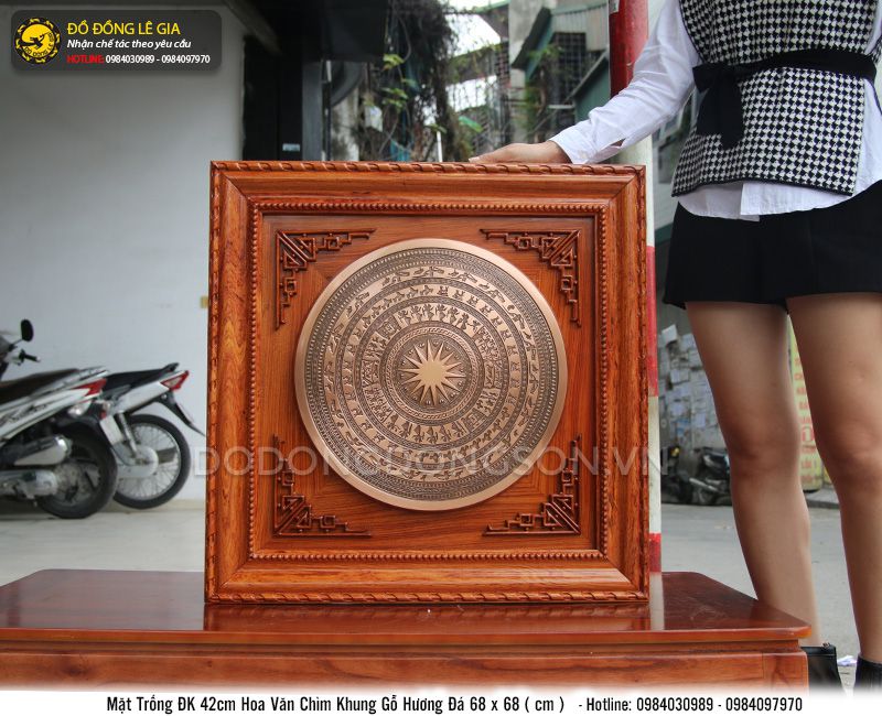 Tranh mặt trống đồng hoa văn chìm khung gỗ hương đá